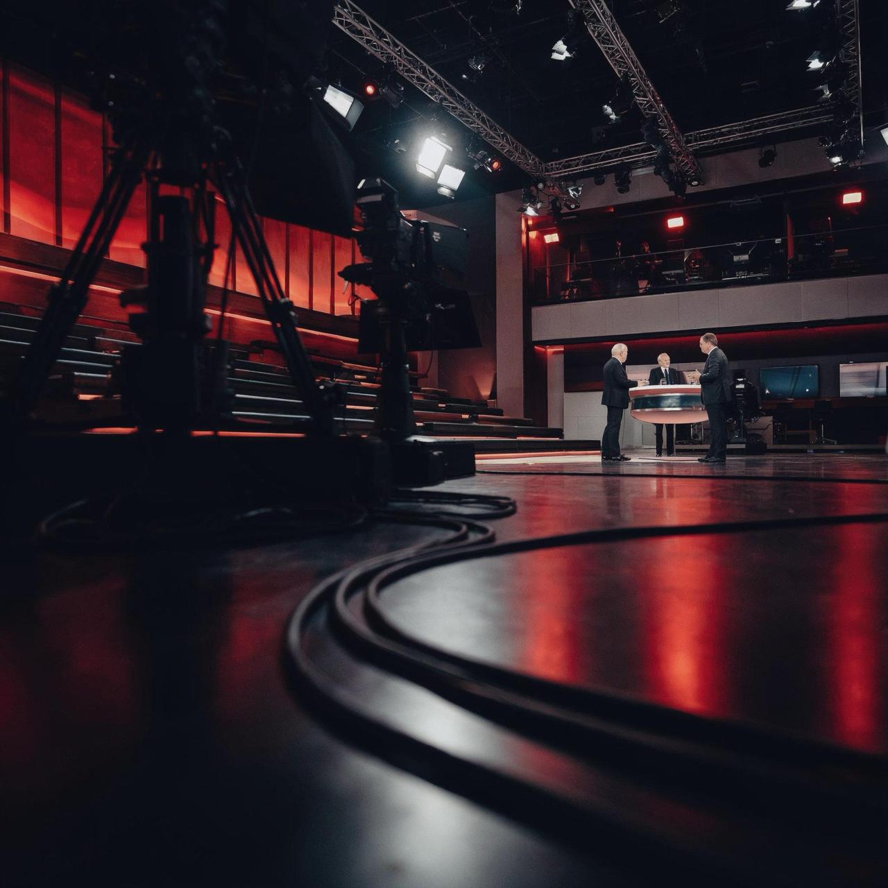 Weites TV-Studio mit Kamera, Talk-Set und Lichttraversen während einer Produktion